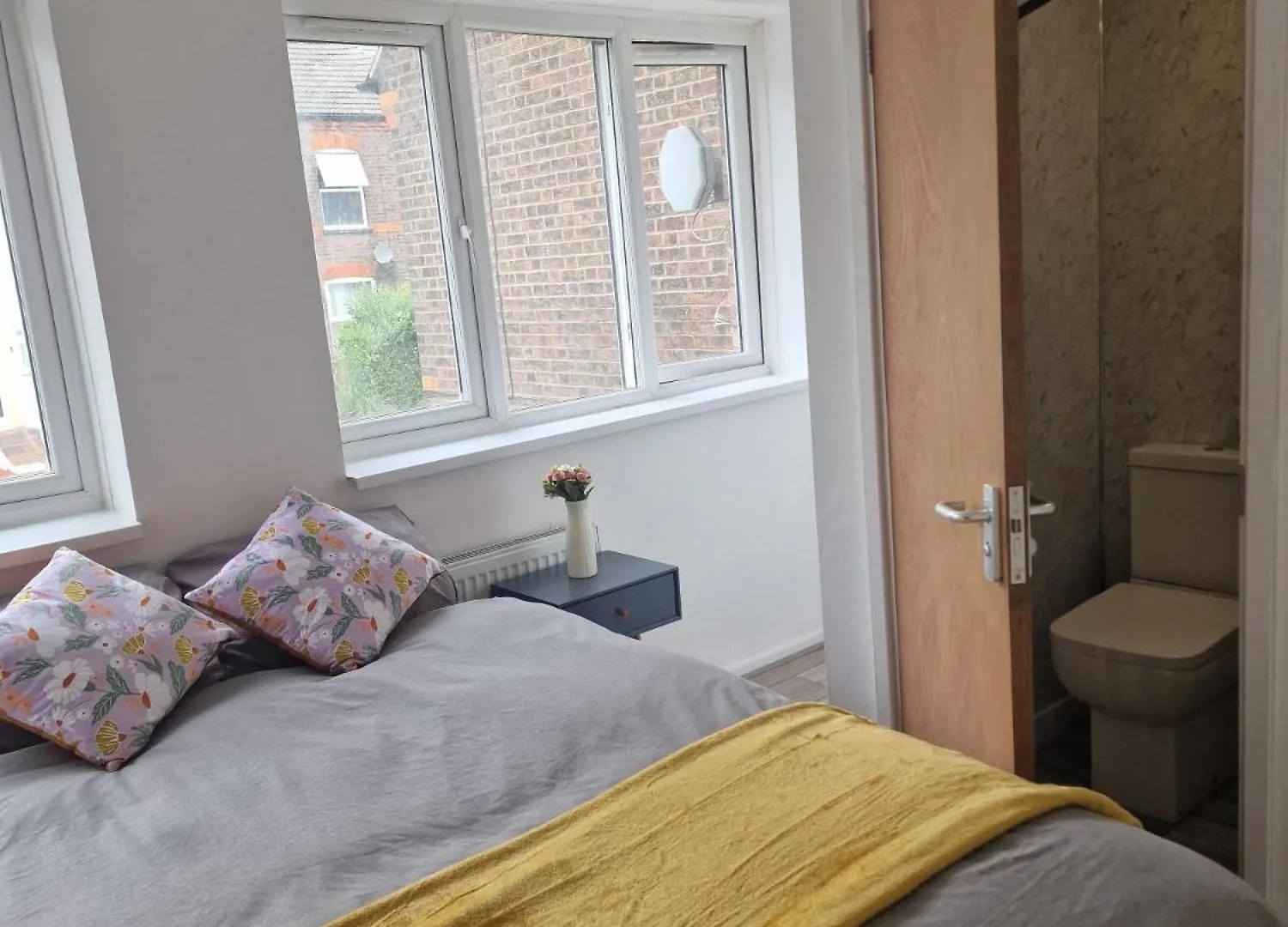 5 Bedroom House Luton Airport Holiday home Luton (Bedfordshire)