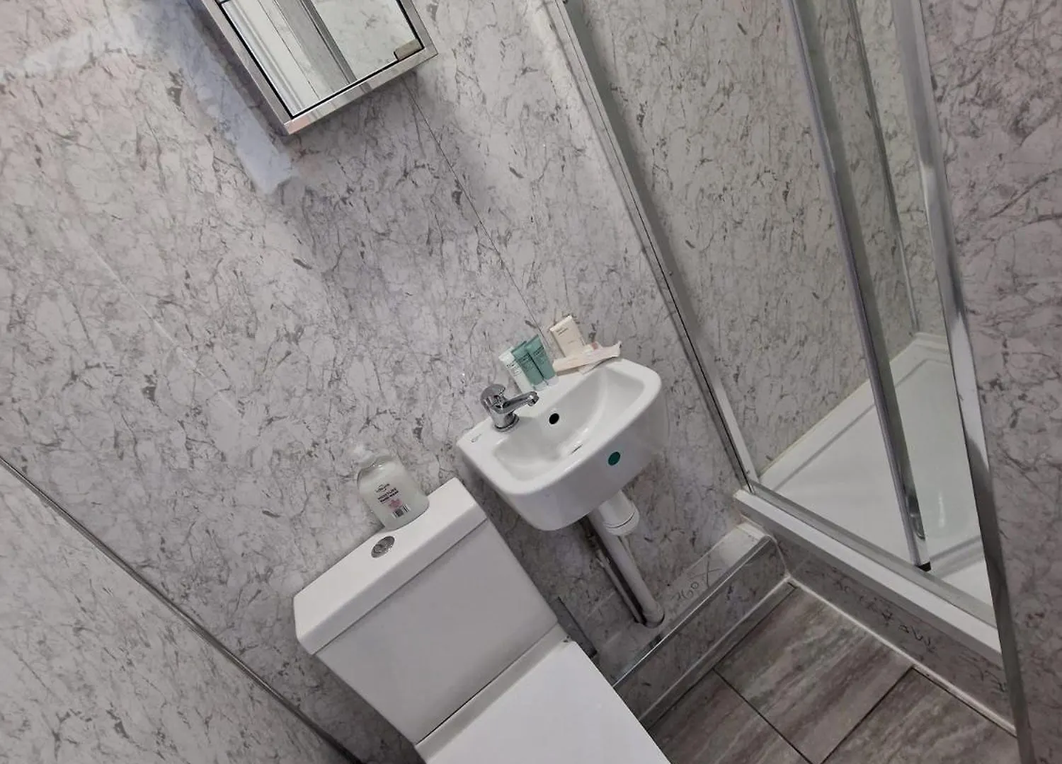 5 Bedroom House Luton Airport Holiday home