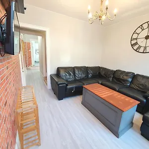  Holiday home Victorian Home, 3br, Airport, M1, 6 Beds, Sleeps 12