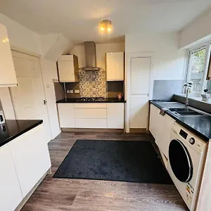  Holiday home 3 Bedroom Modern House In Lu4 0ty - Amazon Prime - No Party