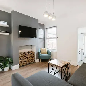  Holiday home Cambridge House - Modern 2 Bedroom House, Close To Airport & Town Centre