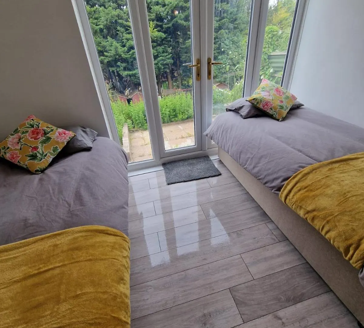 5 Bedroom House Luton Airport Nyaraló