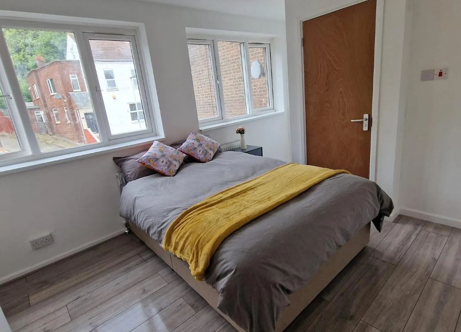 Nyaraló 5 Bedroom House Luton Airport
